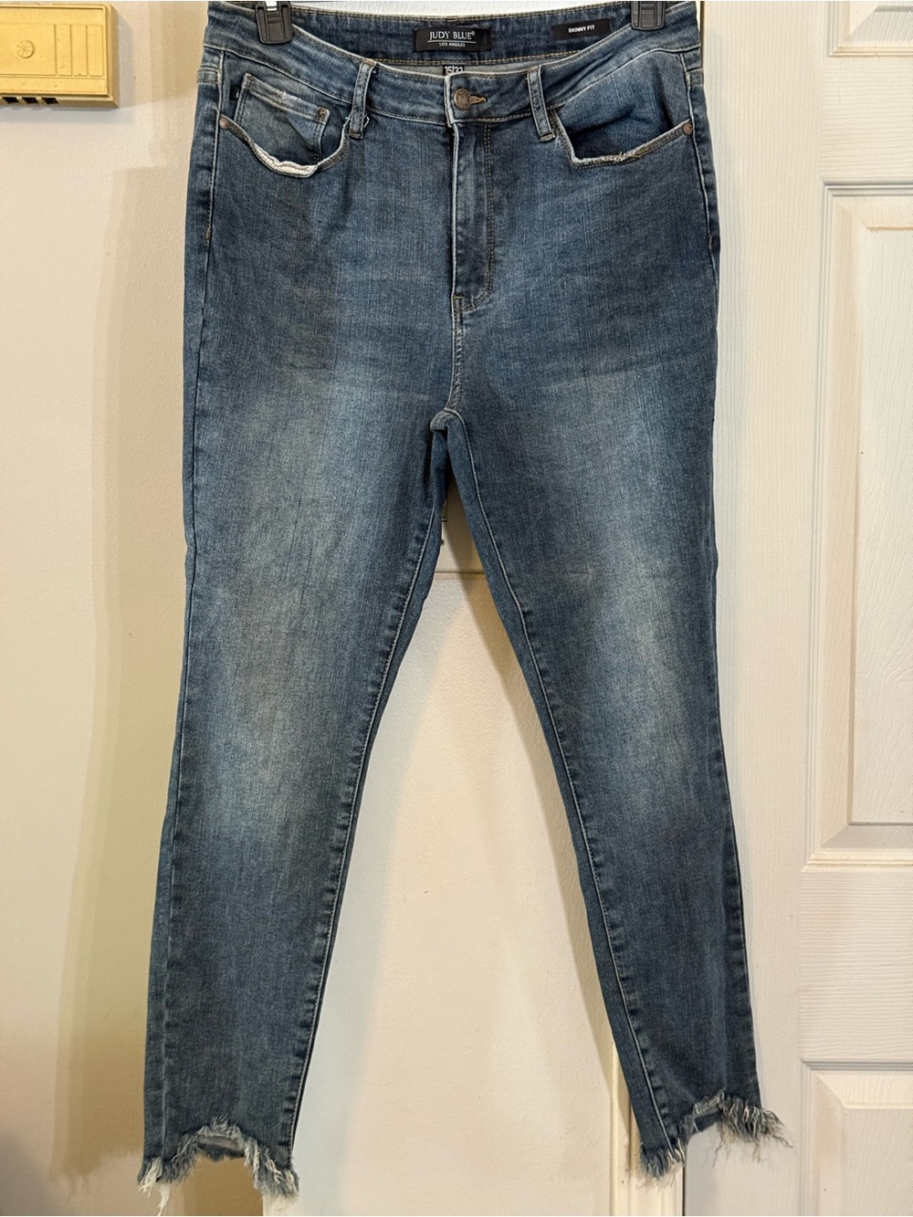 NWOT Judy Blue 15/32 Medium Wash High-Rise Frayed Hem Ankle Jeans